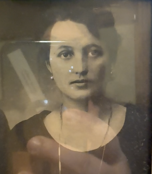 Fotografia d'epoca della nonna di Vera Fata, guaritrice di paese